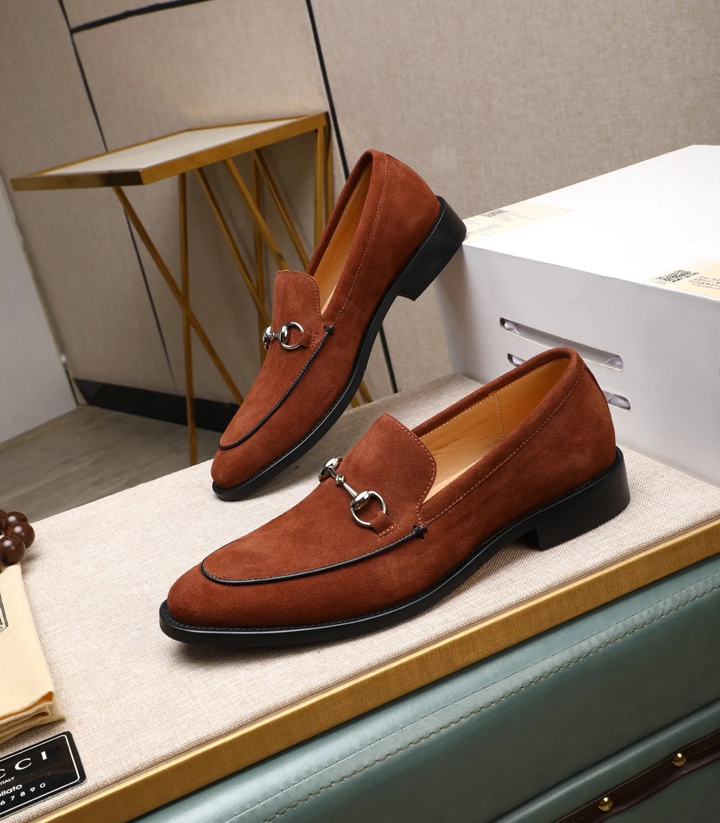 Men's shoes 💰520 (all cowhide) GUCCI high-end formal leather shoes. Original imported first-layer calfskin from Italy. Water-dyed cowhide lining. Original hardware. I believe you will be impressed from the first time you see it. The avant-garde style can no longer fully interpret its elegance. AAA grade rubber outsole. Super comfortable. The original last from the counter ensures its original version and quality. The simple upper ensures its comfort and breathability. A pair of truly good shoes has its own unique soul, prestigious quality, regular size 38-44